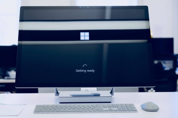 flat screen computer monitor turned on, windows 11, cool windows 11 features